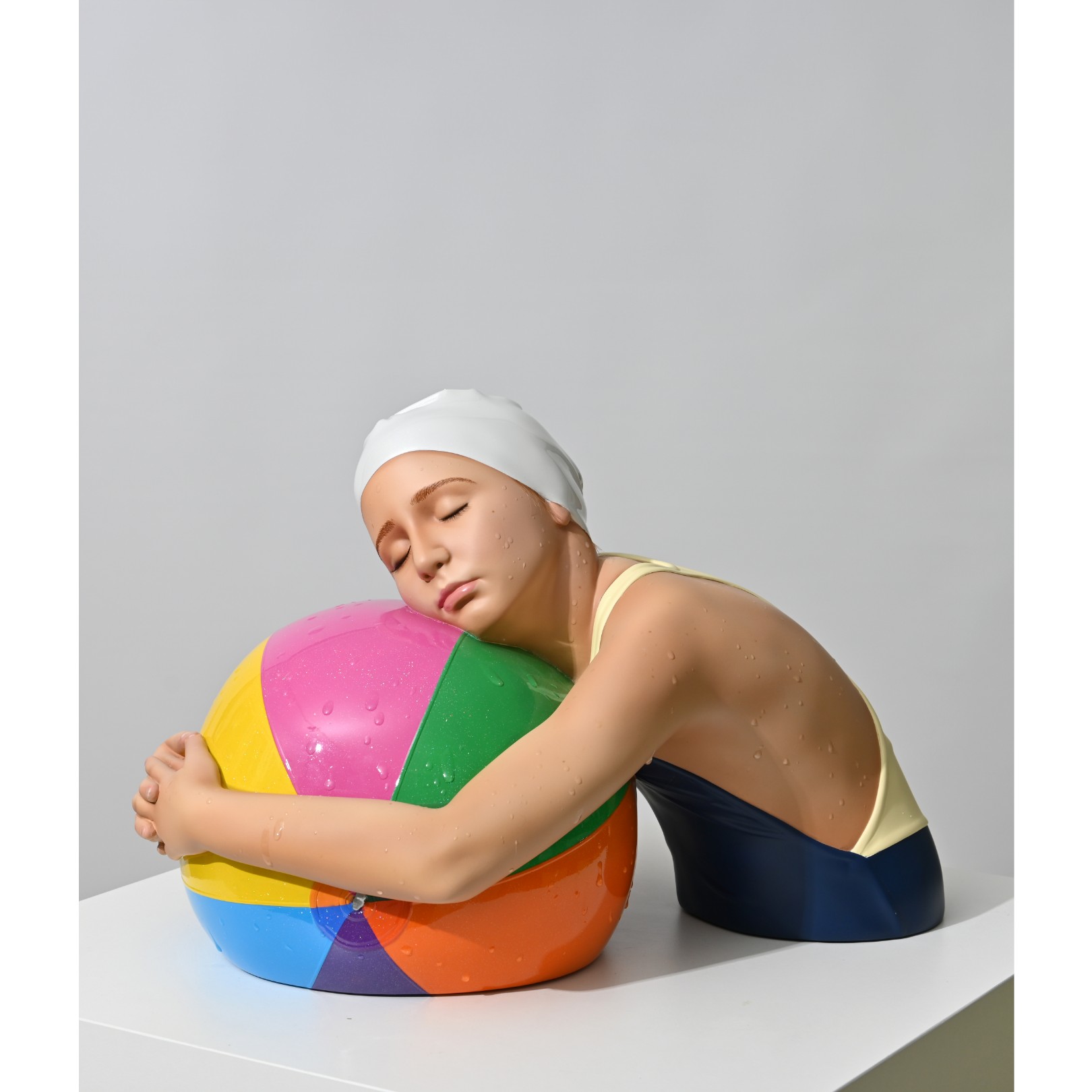 MINIATURE BROOKE WITH BEACH BALL - CAROLE FEUERMAN - Galeries Bartoux