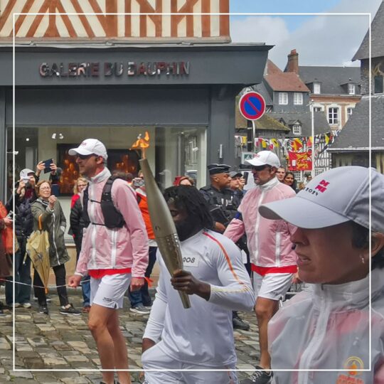 THE OLYMPIC TORCH PASSES THROUGH HONFLEUR - Galeries Bartoux